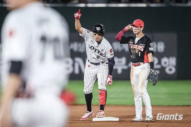 27일 부산 KIA전에서 적시타를 친 전준우가 환호하고 있다. 사진=롯데 제공