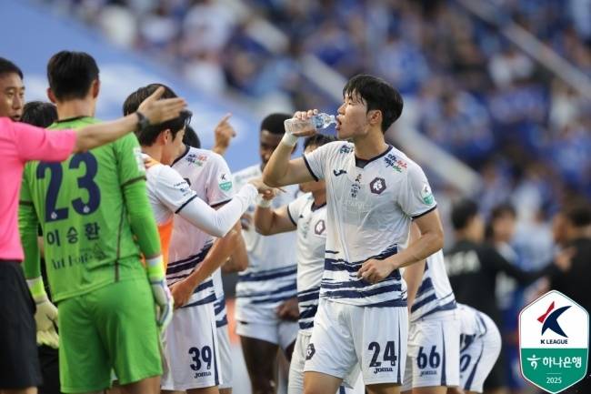 유니폼이 비춰보일 정도로 땀에 젖었다. 사진=프로축구연맹