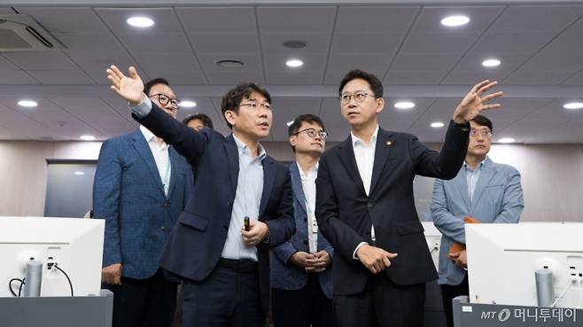 (서울=뉴스1) = 배경훈 과학기술정보통신부 장관이 27일 오후 서울 송파구 한국인터넷진흥원 인터넷침해대응센터를 방문, 사이버 위협에 대한 대응체계를 점검하고 있다. (과학기술정보통신부 제공. 재판매 및 DB금지) 2025.7.27/뉴스1  Copyright (C) 뉴스1. All rights reserved. 무단 전재 및 재배포,  AI학습 이용 금지. /사진=(서울=뉴스1)