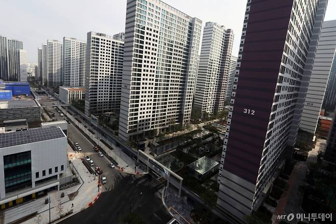 (서울=뉴스1) 황기선 기자 = 단군 이래 최대 재건축 단지로 꼽히는 서울 강동구 올림픽파크포레온(둔촌주공) 입주가 한 달여 앞으로 다가왔다.  업계에 따르면 올림픽파크포레온 세대수는 총 1만 2032세대에 달한다. 1만 세대 이상의 아파트 단지가 조성되는 것은 이번이 처음으로, 기존 최대 규모는 송파구 헬리오시티(9510세대)였다.  사진은 17일 서울 강동구 올림픽파크포레온의 모습. 2024.10.17/뉴스1  Copyright (C) 뉴스1. All rights reserved. 무단 전재 및 재배포,  AI학습 이용 금지. /사진=(서울=뉴스1) 황기선 기자