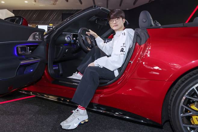 (서울=뉴스1) 민경석 기자 = 프로게이머 '페이커' 이상혁이 2024년9월 26일 오전 서울 강남구 메르세데스-벤츠 AMG 서울전시장에서 '메르세데스-AMG SL63 4MATIC+'에 탑승해 포즈를 취하고 있다.  메르세데스-벤츠 코리아는 페이커가 게임 '리그 오브 레전드(LoL)' 전설의 전당 초대 헌액자로 선정된 것을 기념해 맞춤 제작한 SL63를 이날 페이커에게 전달했다.  Copyright (C) 뉴스1. All rights reserved. 무단 전재 및 재배포,  AI학습 이용 금지. /사진=(서울=뉴스1) 민경석 기자