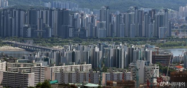 (서울=뉴스1) 황기선 기자 = 6·27 부동산 대출 규제 이후 서울 아파트값 상승세와 거래량이 둔화됐다.  27일 한국부동산원에 따르면 최근 서울 아파트 매매가격 상승률은 0.16%까지 둔화됐다. 7월 서울 아파트 매매 거래량은 2200여 가구로, 전월(1만 2000가구) 대비 6분의 1 수준으로 급감했다.   사진은 이날 서울 남산에서 바라본 서울 시내 아파트 모습.  2025.7.27/뉴스1  Copyright (C) 뉴스1. All rights reserved. 무단 전재 및 재배포,  AI학습 이용 금지. /사진=(서울=뉴스1) 황기선 기자