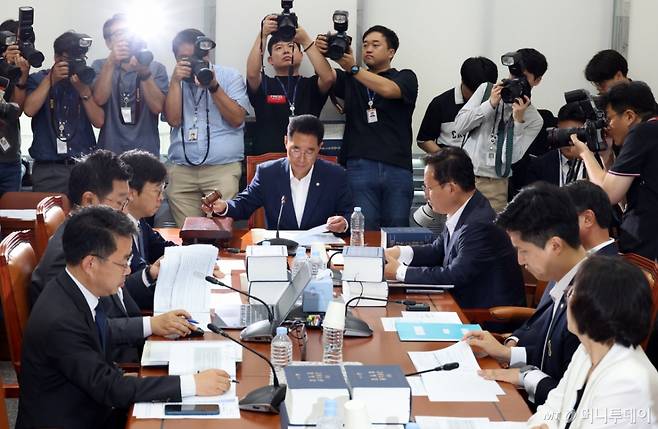 [서울=뉴시스] 김금보 기자 = 김주영 국회 환경노동위원회 소위원장이 28일 서울 여의도 국회에서 열린 '노란봉투법(노동조합 및 노동관계조정법 2·3조 개정안)' 관련 제1차 고용노동법안심사소위원회에서 의사봉을 두드리고 있다. 2025.07.28. kgb@newsis.com /사진=김금보