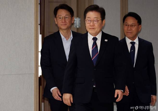 [서울=뉴시스] 최동준 기자 = 이재명 대통령이 28일 서울 용산 대통령실 청사에서 열린 신임 국무위원 및 국세청장 임명장 수여식에 입장하고 있다. (대통령실통신사진기자단) 2025.07.28. photocdj@newsis.com /사진=