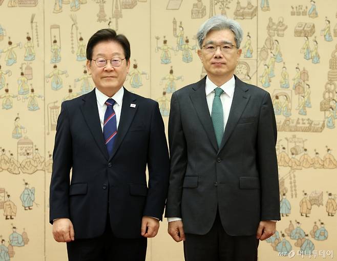 [서울=뉴시스] 고범준 기자 = 이재명 대통령이 28일 서울 용산 대통령실 청사에서 열린 임명장 수여식에서 김상환 헌법재판소장에게 임명장을 수여한 뒤 기념촬영을 하고 있다. 2025.07.28. bjko@newsis.com /사진=고범준