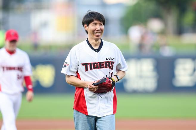 지난 24일 광주기아챔피언스필드에서 열린 기아 타이거즈 경기의 시구자로 나선 교촌치킨 운남1호점 조광훈 점주./사진제공=기아 타이거즈