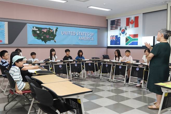 구미시 초등학생들이 구미대가 운영하는 '글로벌 꿈나무 영어 캠프'에 참여하고 있다./사진제공=구미대