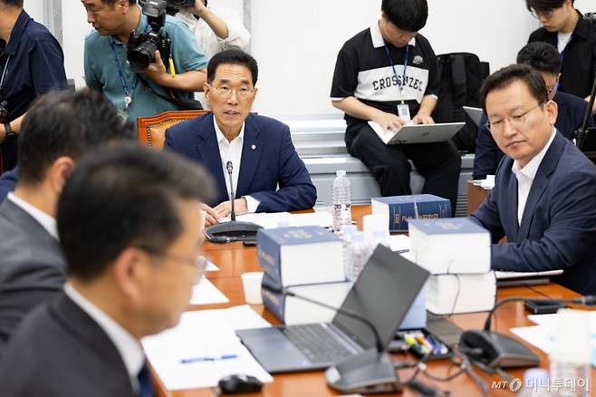 김주영 국회 환경노동위원회 고용노동법안심사소위원장이 28일 서울 여의도 국회에서 열린 제427회 국회(임시회) 제1차 고용노동법안심사소위원회를 주재하고 있다. 환노위는 이날 소위를 열고 노동조합 및 노동관계조정법 일부개정법률안(노란봉투법)을 심사한다. 2025.7.28/뉴스1 Copyright (C) 뉴스1. All rights reserved. 무단 전재 및 재배포, AI학습 이용 금지. /