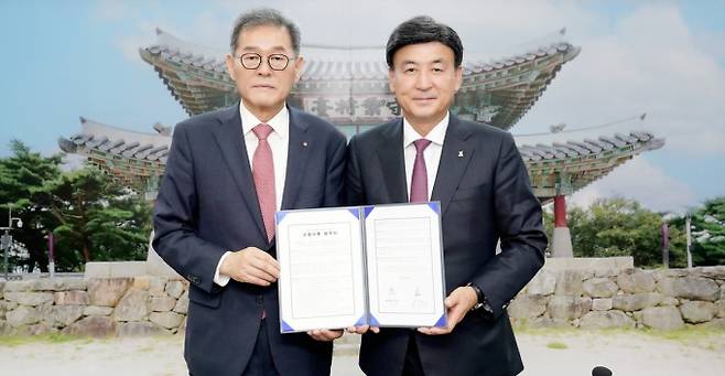 지난해 7월2일 경기 광주시청 6층 비전홀에서 방세환 시장(왼쪽)이 홍셩경 세종대학교 행정부총장(오른쪽)과 융복합 클러스터 조성사업을 위한 업무협약(MOU)을 체결했다. /사진제공=광주시