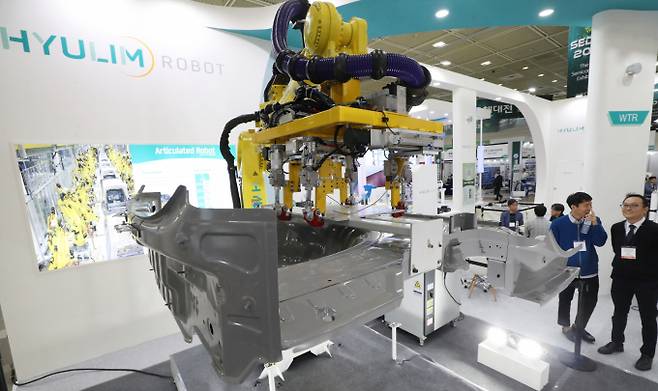 최근 실적이 부진한 휴림로봇이 김건희 특검의 압수수색도 받아 각종 사업 추진에 제동이 걸릴 것으로 우려된다. 사진은 2019년 서울 코엑스에서 열린 반도체대전에서 휴림로봇이 선보인 6축 수직자관절로봇. /사진=뉴시스