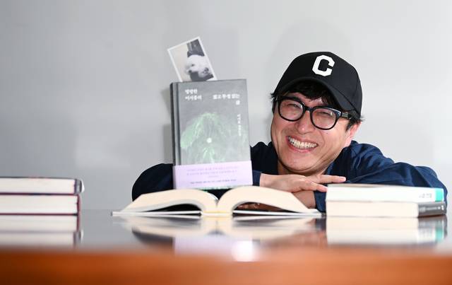 이기호 작가가 지난 24일 서울 중구 문화일보에서 이뤄진 인터뷰 중 11년 만의 신간 장편소설 ‘명랑한 이시봉의 짧고 투쟁 없는 삶’에 대해 이야기하며 웃고 있다.  윤성호 기자