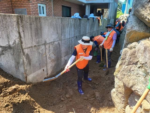 구리시 자원봉사자와 자원봉사센터 임직원 등이 지난 폭우로 인해 피해를 입은 가평군 상면을 방문해 수해복구 활동을 펼치고 있다. 구리시 제공