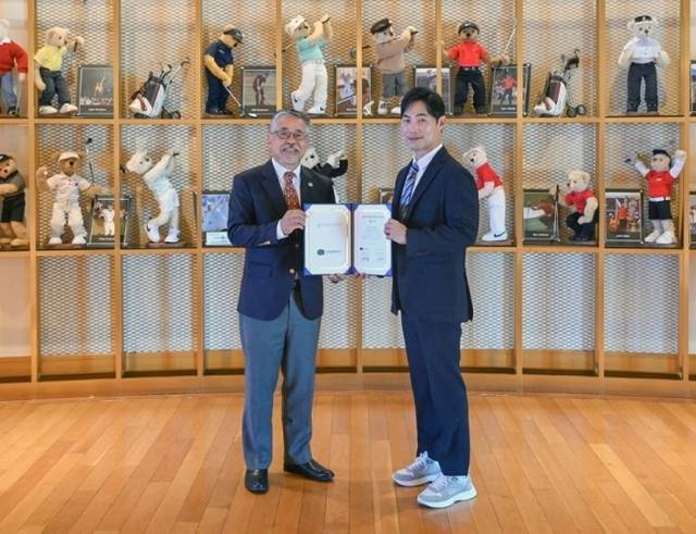 김원섭(왼쪽) KPGA 회장과 김민 테디밸리 골프앤리조트 부회장이 28일 제주 서귀포의 테디밸리 골프앤리조트에서 열린 협약식에서 기념 사진을 찍고 있다. KPGA투어 제공