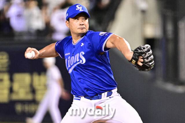 2일 서울 잠실야구장에서 열린 '2025 신한 SOL BANK KBO리그' 삼성 라이온즈와 두산 베어스 경기. 삼성 오승환이 8회말 1사 1-3루에 교체되 마운드에 올라 힘차게 투구하고 있다./마이데일리