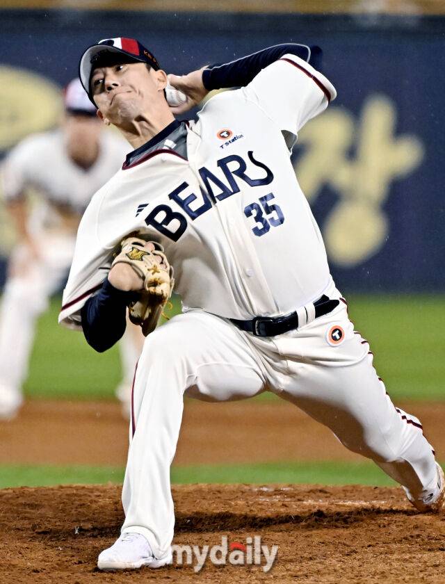 23일 오후 서울 잠실야구장에서 진행된 '2025 프로야구 KBO리그' 두산베어스와 NC다이노스의 경기.두산 고효준이 역투하고 있다./마이데일리