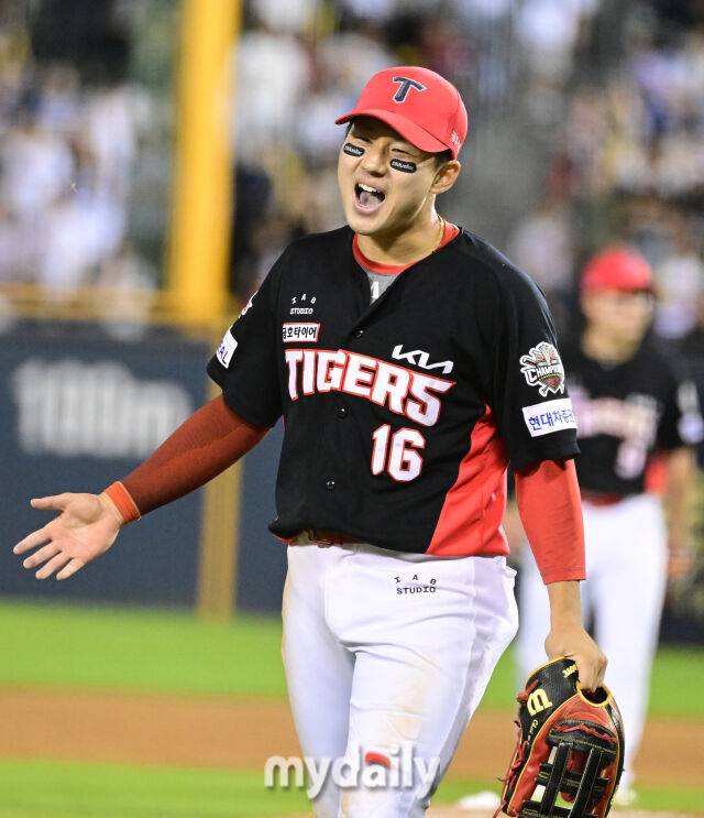 2025년 6월 5일 오후 서울 잠실구장에서 진행된 '2025 신한 SOL뱅크 KBO 리그' KIA 타이거즈와 두산 베어스의 경기.KIA 우익수 최원준이 9회말 2사 1.2루서 두산 김동준의 우전 안타 홈으로 송구해 2루 주자 박준순을 잡고 기뻐하고 있다./마이데일리