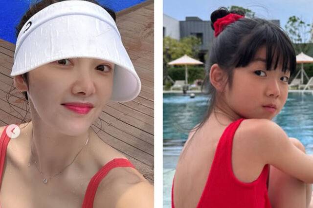 소이현이 딸과 같은 수영복을 입고 행복한 미소를 짓고 있다. / 소이현 소셜미디어
