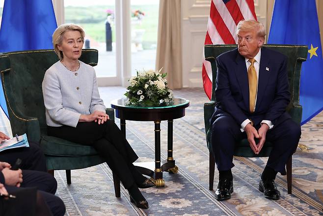 우르줄라 폰데어라이엔 유럽연합(EU) 집행위원장이 27일(현지시간) 영국 스코틀랜드 턴베리에서 미국과 EU 간의 무역 협정 발표 후 도널드 트럼프 미국 대통령(오른쪽)과 공동 연설을 하고 있다. [로이터]