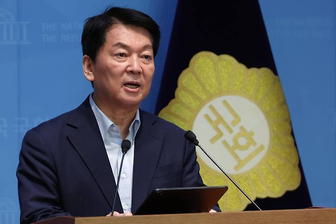 국민의힘 당권주자인 안철수 의원이 28일 서울 여의도 국회 소통관에서 인적쇄신 방안 등 당 혁신안을 발표하고 있다. [연합]