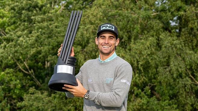 우승 트로피를 들고 웃고 있는 호아킨 니만. [사진=LIV골프]