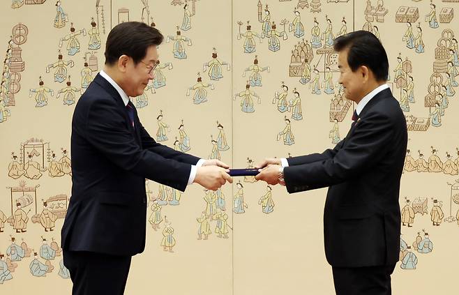 이재명 대통령이 28일 용산 대통령실에서 정동영 통일부 장관에게 임명장을 수여하고 있다. [연합]