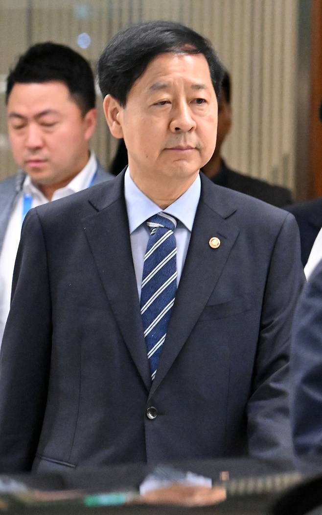 한미 간 ‘2+2 통상협상’을 위해 미국으로 출국하려던 구윤철 부총리 겸 기재부 장관이 지난 24일 인천국제공항 제2여객터미널에서 굳은 표정으로 나오고 있다. [연합]