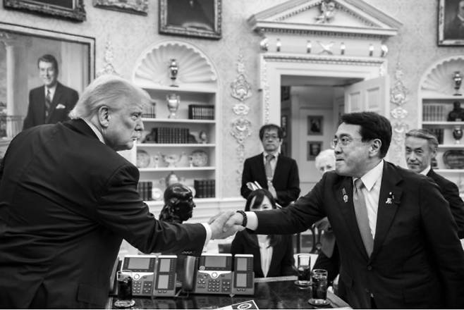 미국 워싱턴DC 백악관에서 열린 미일 관세협상 장면. 도널드 트럼프 미국 대통령과 일본 대표로 협상에 참석한 아카자와 료세이 경제재생담당상이 악수하고 있다.  백악관 부비서실장 엑스(X) 캡처