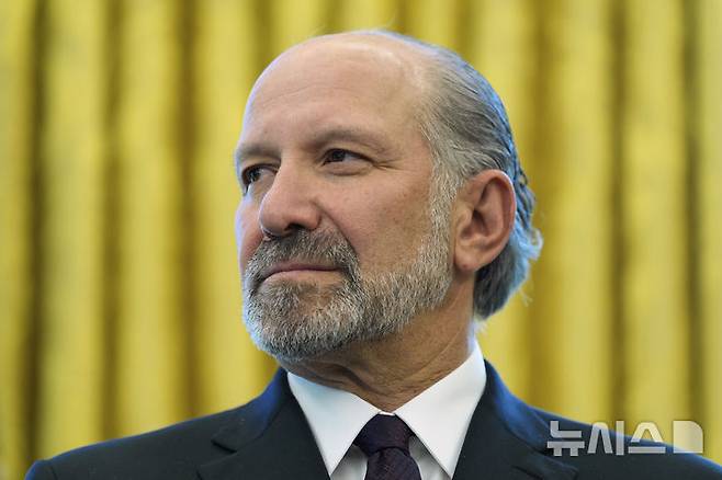 [워싱턴=AP/뉴시스] 하워드 러트닉 미국 상무부 장관은 27일(현지 시간) 미국은 무역확장법 232조에 근거해 반도체 관세를 2주 안에 발표할 예정이라고 밝혔다. 사진은 러트닉 상무장관이 지난 4월 17일 백악관 오벌오피스에서 도널드 트럼프 미국 대통령의 발언을 듣고 있는 모습. 2025.07.28.