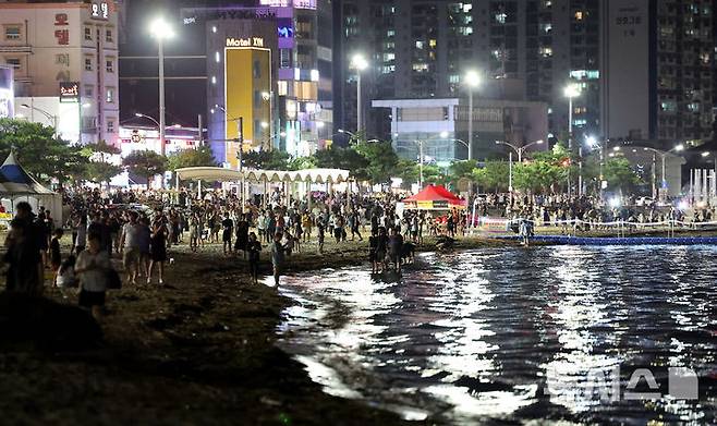 [포항=뉴시스] 이무열 기자 = 폭염경보와 열대야 현상으로 인해 밤낮으로 푹푹 찌는 무더위가 이어진 26일 밤 경북 포항시 북구 영일대해수욕장에서 시민과 관광객들이 더위를 식히고 있다. 2025.07.26. lmy@newsis.com
