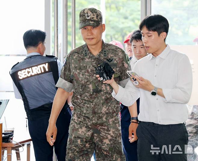 [서울=뉴시스] 김진아 기자 = 박진희 전 군사보좌관이 28일 서울 서초구 순직해병 특검 사무실에 참고인 신분으로 출석하고 있다. 이종섭 전 국방부 장관의 참모진이었던 박 전 보좌관은 2023년 7월 30일 김계환 전 해병대사령관과 박정훈 해병대수사단장이 채상병 사건 초동조사 결과를 이 전 장관에게 보고했던 현장에 동석한 인물이다. 2025.07.28. bluesoda@newsis.com