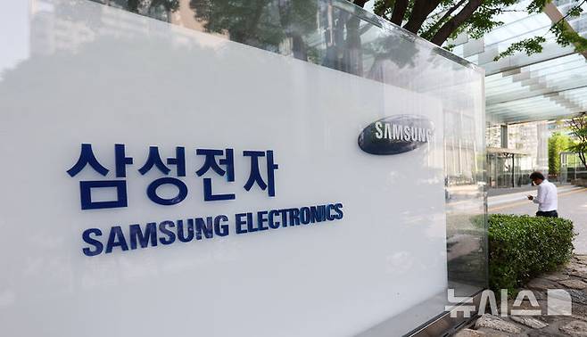 [서울=뉴시스] 박주성 기자 = 8일 서울 서초구 삼성전자 서초사옥에 직원들이 오가고 있다. 2025.07.08. park7691@newsis.com