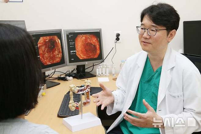 [서울=뉴시스] 황성욱 서울아산병원 소화기내과 교수가 염증성 장질환 환자를 진료하고 있다. (사진= 서울아산병원 제공)