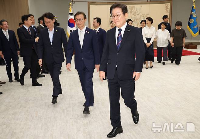 [서울=뉴시스] 최동준 기자 = 이재명 대통령이 28일 서울 용산 대통령실 청사에서 신임 국무위원 및 국세청장에게 임명장을 수여한 뒤 이동하고 있다. (대통령실통신사진기자단) 2025.07.28. photocdj@newsis.com