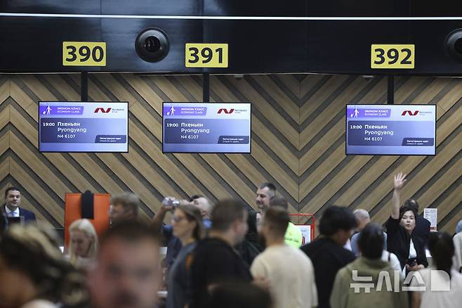 [모스크바=AP/뉴시스] 러시아가 모스크바-평양 직항 여객기 운항을 시작한 가운데 27일(현지 시간) 모스크바 외곽 셰레메티예보 국제공항에서 북한 평양행 첫 항공편 승객들이 탑승 수속을 하고 있다. 2025.07.28.