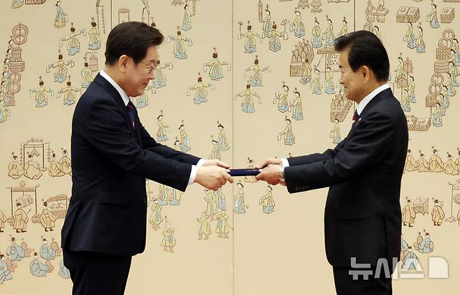 [서울=뉴시스] 최동준 기자 = 이재명 대통령이 28일 서울 용산 대통령실 청사에서 정동영 통일부 장관에게 임명장을 수여하고 있다. (대통령실통신사진기자단) 2025.07.28. photocdj@newsis.com