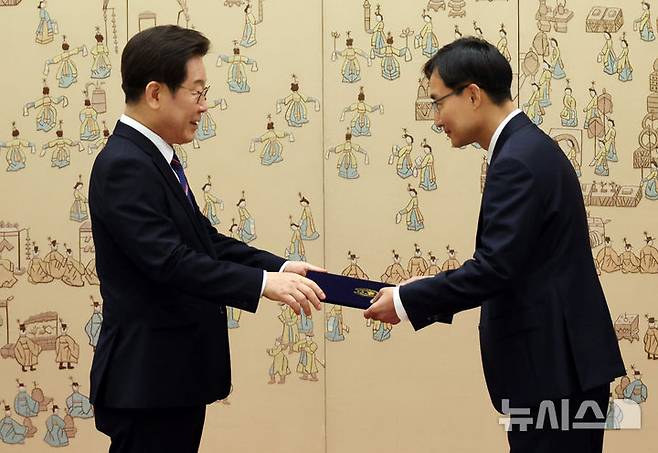 [서울=뉴시스] 최동준 기자 = 이재명 대통령이 28일 서울 용산 대통령실 청사에서 임광현 국세청장에게 임명장을 수여하고 있다. (대통령실통신사진기자단) 2025.07.28. photocdj@newsis.com