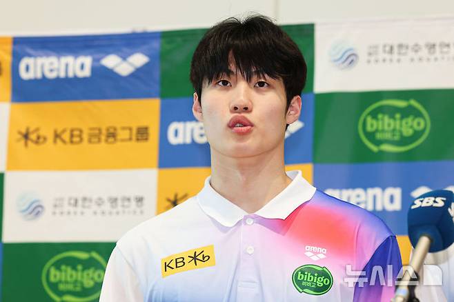 [인천공항=뉴시스] 권창회 기자 = 수영 국가대표팀 황선우가 24일 싱가포르에서 열리는 세계수영선수권대회 참석차 인천국제공항 제2여객터미널로 출국 전 인터뷰 하고 있다. 2025.07.24. kch0523@newsis.com