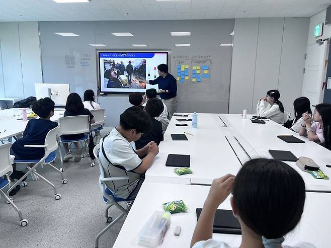 초등학생들이 충북교육연구정보원 미디어교육센터 '여름방학 미디어 제작 특강'을 듣고 있다.  *재판매 및 DB 금지