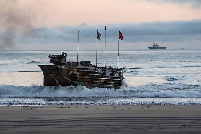 [서울=뉴시스] 해병대는 지난 3일부터 27일까지 호주 북동부 일대에서 미국, 호주 등과 함께 2025년 탈리스만 세이버 연합훈련에 참가해 연합작전 수행능력을 향상했다.사진은 2025 탈리스만 세이버 훈련 간 해병대 KAAV가 마라도함에서 진수해 상륙해안에 결정적 행동을 실시하고 있다. (사진=해병대사령부 제공) 2025.07.28. photo@newsis.com *재판매 및 DB 금지