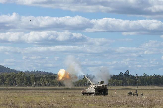 [서울=뉴시스] 해병대는 지난 3일부터 27일까지 호주 북동부 일대에서 미국, 호주 등과 함께 2025년 탈리스만 세이버 연합훈련에 참가해 연합작전 수행능력을 향상했다.사진은 2025 탈리스만 세이버 훈련 간 K-9 자주포가 호주 훈련장 일대에서 사격 훈련을 실시하고 있다. (사진=해병대사령부 제공) 2025.07.28. photo@newsis.com *재판매 및 DB 금지