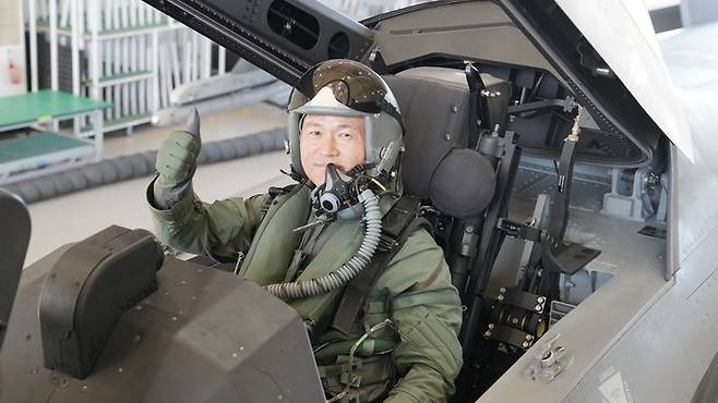 [서울=뉴시스] 이영수 공군참모총장은 2월 19일 오전, 사천기지에서 KF-21을 탑승해 첫 시험비행을 실시했다. 사진은 KF-21에 탑승한 이 총장이 엄지를 치켜 세우고 있는 모습. (사진=공군 제공) 2025.02.19. photo@newsis.com *재판매 및 DB 금지