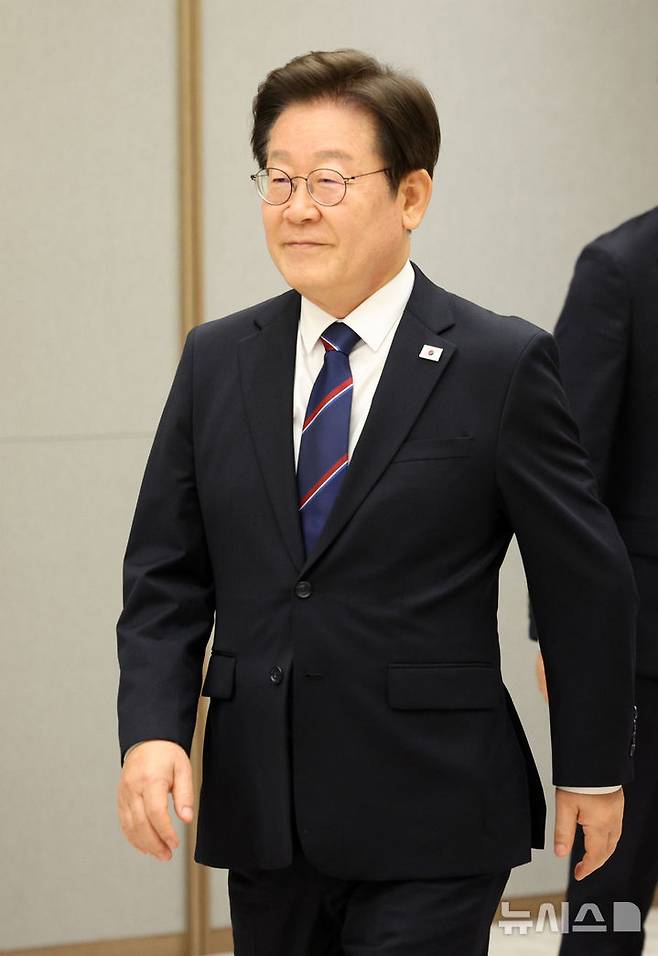 [서울=뉴시스] 고범준 기자 = 이재명 대통령이 28일 서울 용산 대통령실 청사에서 열린 임명장 수여식에 입장하고 있다. 2025.07.28. bjko@newsis.com