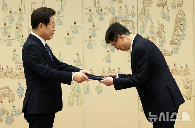 [서울=뉴시스] 고범준 기자 = 이재명 대통령이 28일 서울 용산 대통령실 청사에서 열린 임명장 수여식에서 오영준 헌법재판관에게 임명장을 수여하고 있다. 2025.07.28. bjko@newsis.com