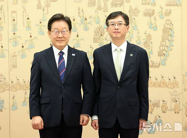 [서울=뉴시스] 고범준 기자 = 이재명 대통령이 28일 서울 용산 대통령실 청사에서 열린 임명장 수여식에서 오영준 헌법재판관에게 임명장을 수여한 뒤 기념촬영을 하고 있다. 2025.07.28. bjko@newsis.com