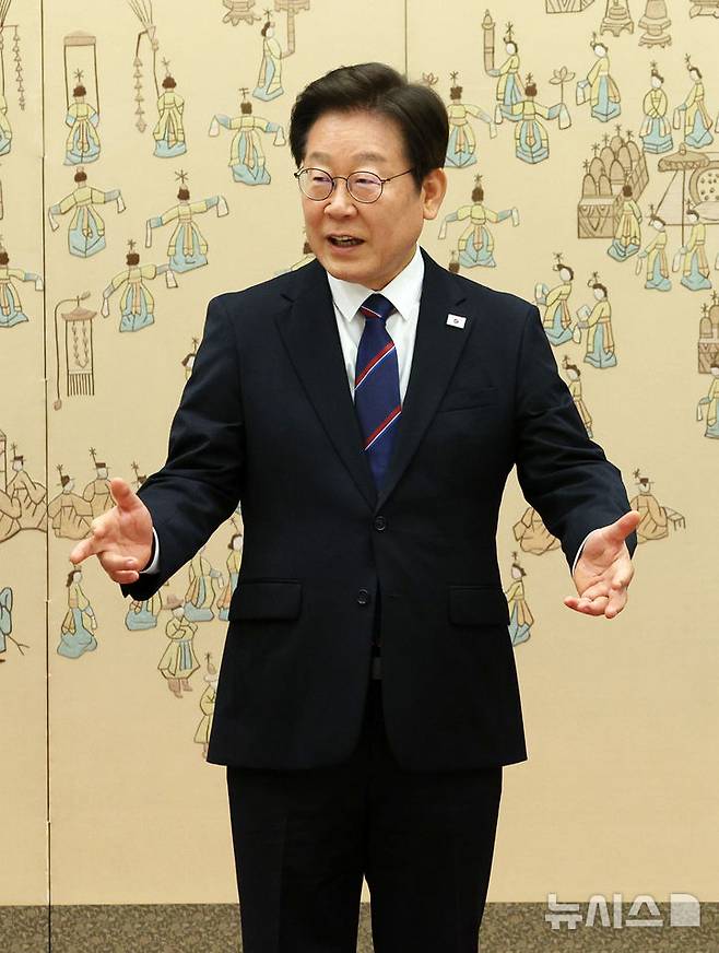 [서울=뉴시스] 고범준 기자 = 이재명 대통령이 28일 서울 용산 대통령실 청사에서 열린 임명장 수여식 기념촬영을 마치고 김상환 헌법재판소장과 오영준 헌법재판관과 함께 환담장으로 이동하고 있다. 2025.07.28. bjko@newsis.com