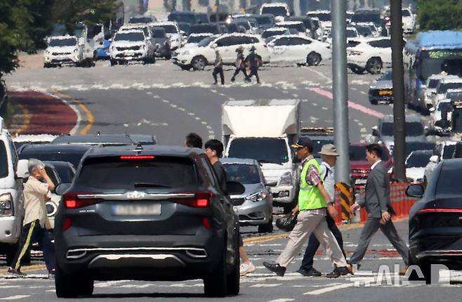 [서울=뉴시스] 김선웅 기자 = 서울 낮 최고기온이 37도를 기록하는 등 전국 대부분 지역에 폭염이 기승을 부린 28일 오후 서울 여의도의 도로에 아지랑이가 피어오르고 있다. 2025.07.28. mangusta@newsis.com