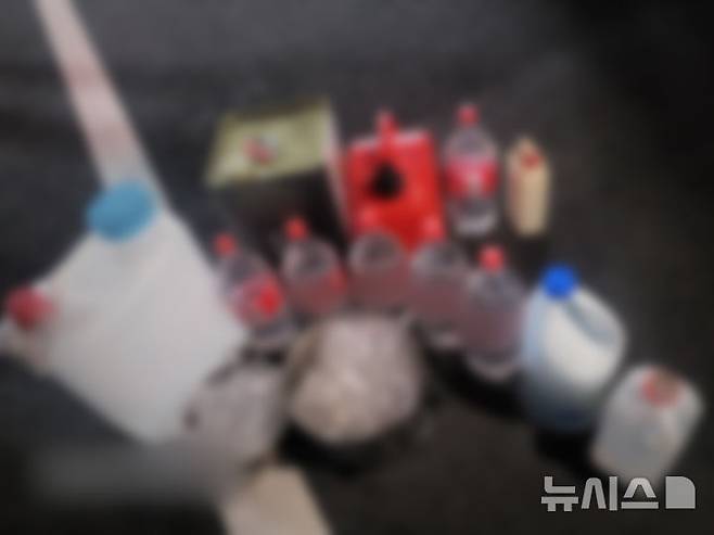[인천=뉴시스] 지난 20일 인천 연수구 송도동 한 아파트에서 사제총기로 자신의 아들을 살해한 혐의를 받는 60대 피의자의 서울 도봉구 자택에서 발견된 폭발물. (사진=인천경찰청 제공) 2025.07.21. photo@newsis.com