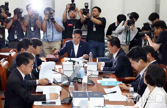 [서울=뉴시스] 김금보 기자 = 김주영 국회 환경노동위원회 소위원장이 28일 서울 여의도 국회에서 열린 '노란봉투법(노동조합 및 노동관계조정법 2·3조 개정안)' 관련 제1차 고용노동법안심사소위원회에서 의사봉을 두드리고 있다. 2025.07.28. kgb@newsis.com