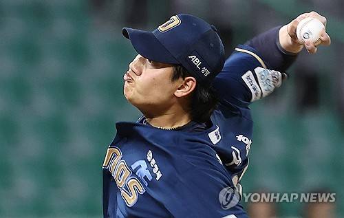 역투하는 김시훈 [연합뉴스 자료사진]