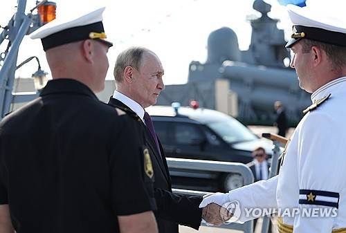 27일(현지시간) 러시아 해군의 날을 맞아 상트페테르부르크를 방문한 블라디미르 푸틴 대통령 [EPA 연합뉴스]
